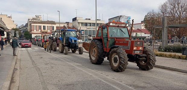 Πορεία αγροτών με τρακτέρ στο κέντρο των Τρικάλων
